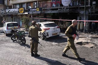 Сотрудники служб безопасности осматривают автомобили, пострадавшие от ракетного обстрела в израильском городе Кирьят-Шмона на границе с Ливаном. По <a href="https://www.timesofisrael.com/liveblog_entry/hamas-claims-credit-for-barrage-on-kiryat-shmona-2-injured/" rel="noopener noreferrer" target="_blank">данным</a> израильских медиков, при обстреле были ранены два человека. Ответственность за обстрел <a href="https://www.timesofisrael.com/liveblog_entry/hamas-claims-credit-for-barrage-on-kiryat-shmona-2-injured/" rel="noopener noreferrer" target="_blank">взяло</a> на себя ливанское отделение ХАМАС. 3 ноября 2023 года