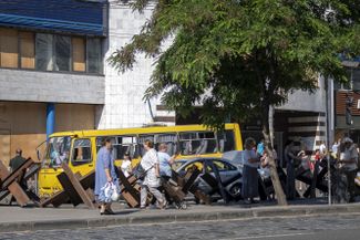 Киевляне идут мимо противотанковых ежей на улицах города