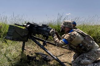 Украинский военнослужащий 3-й десантно-штурмовой бригады с позывным Одуванчик ведет огонь из гранатомета МК-19 по российским позициям