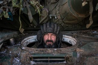 Украинский танкист перед выполнением боевого задания