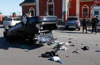 Автомобиль «Лада Приора», сбивший двух человек на Хованском кладбище. Москва, 14 мая 2016 года