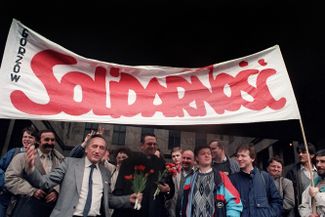 Под флагом движения «Солидарность» Тадеуш Мазовецкий, который станет первым некоммунистическим премьером Польши после Второй мировой войны. 17 апреля 1989 года