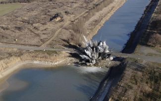 26 февраля российские военные уничтожили дамбу, которая перекрывала Северо-Крымский канал с 2014 года. Теперь вода из Днепра снова будет идти в Крым