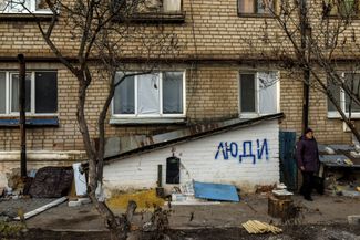 Житель города Северск Бахмутского района стоит возле входа в подвал, в котором он живет вместе со своими соседями, 27 января 2023 года