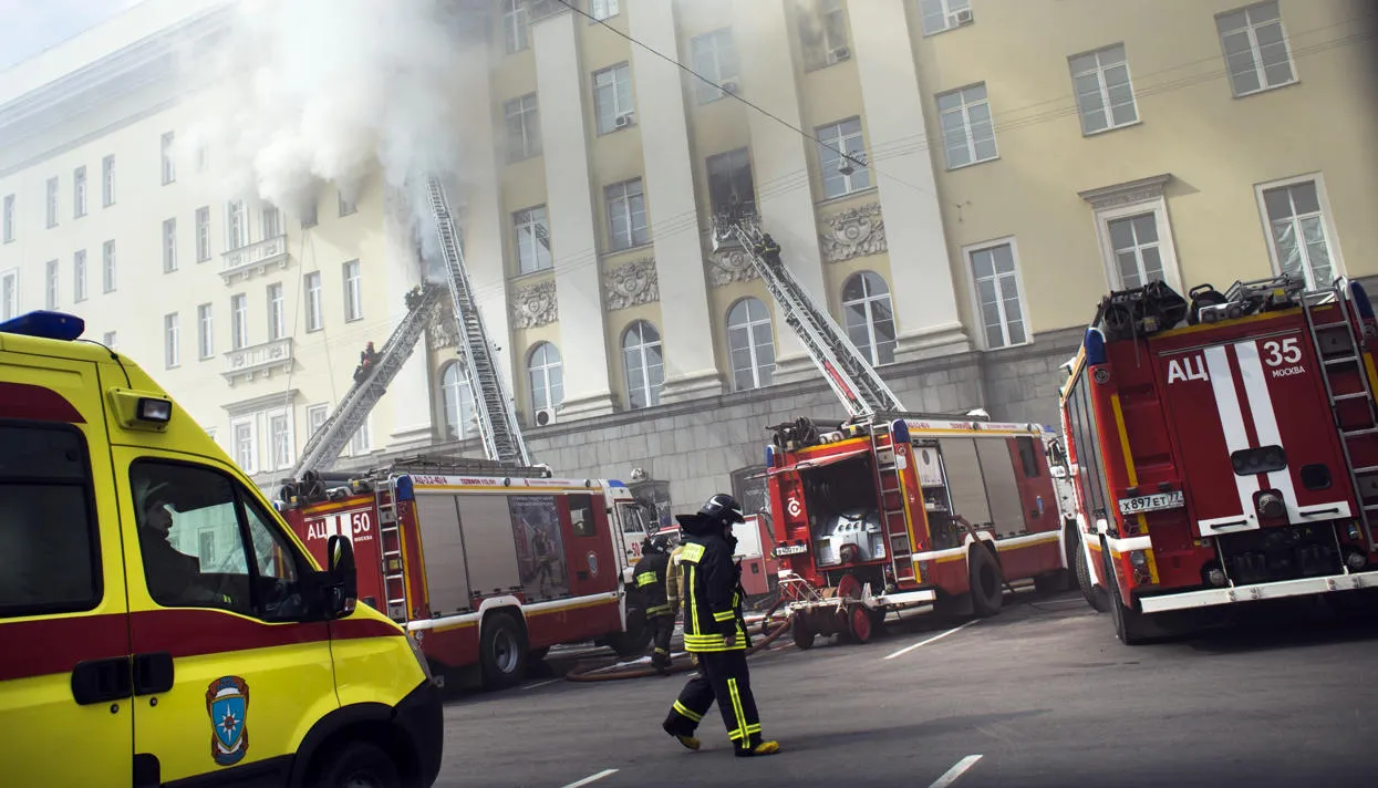 Пожар в здании Минобороны. Фото и видео — Meduza