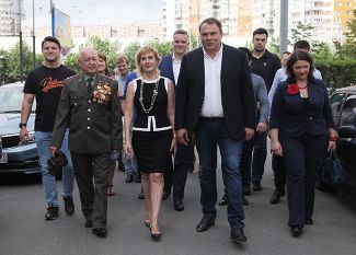 Петр Толстой (справа на первом плане) и его сторонники перед подачей документов для участия в выборах в Госдуму, 19 июля 2016 года