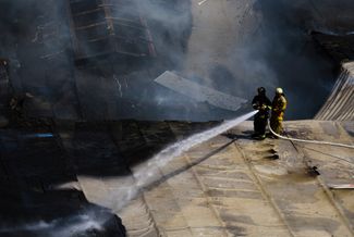 Украинские спасатели тушат пожар, который начался после российского удара по складу в Одессе. 24 июня 2024 года