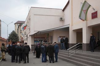 Двор Магасского районного суда, куда привезли активистов, задержанных 3 апреля