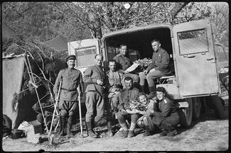 Группа работников 142-й мотострелковой бригады у машины комбата, 8 мая 1944 года