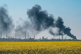 Дым после обстрела над нефтеперерабатывающим заводом у Лисичанска. Бои за город продолжаются