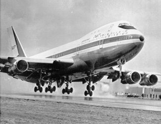 Boeing 747 впервые взлетает со взлетно-посадочной полосы на заводе в Эверетте. 9 февраля 1969 года