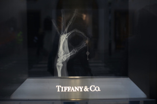 Витрина ювелирного бутика Tiffany &amp; Co. на Бонд-стрит