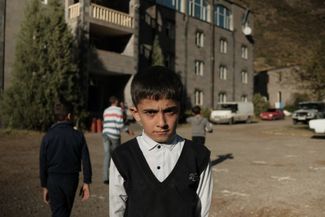Масис, 12 лет. Родом из села Чартар Мартунинского района. В начале азербайджанских обстрелов родителей не было рядом, поэтому Масис собрал своих братьев и сестер и отвел в подвал. Там они дожидались старших.