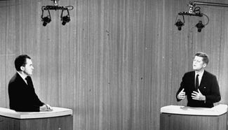Ричард Никсон (слева) и Джон Кеннеди на первых президентских теледебатах в 1960 году