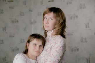 Любовь (на фото слева) с сестрой Юлией