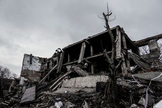 Здание фабрики, разрушенной в результате обстрелов