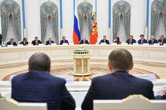 Владимир Путин (в центре) на встрече с представителями деловых кругов страны в Кремле, 24 декабря 2015 года
