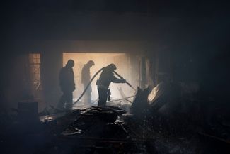 Харьковские пожарные тушат пожар, начавшийся в результате российского обстрела город