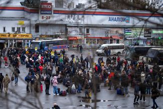 Люди на автобусной станции, Киев, 24 февраля 2022 года