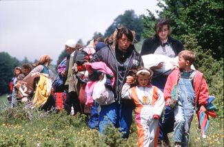 Албанские беженцы на пути из Косово, 16 июня 1998 года