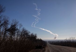 Следы от ракет в небе над Донецкой областью