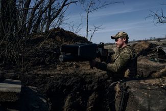 Украинский солдат с противодронным ружьем в окопе на линии фронта в Бахмуте