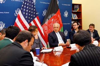 Спецпредставитель США по урегулированию афганского конфликта Залмай Халилзад в американском посольстве в Кабуле, 28 января 2019 года