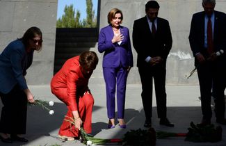 Спикер палаты представителей США Нэнси Пелоси (в центре) в Мемориальном комплексе Цицернакаберд, посвященном жертвам геноцида армян в Ереване. 18 сентября 2022 года