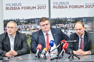 Михаил Ходорковский, Линас Линкявичюс и Владимир Кара-Мурза на Российском форуме в Вильнюсе