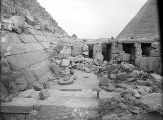 Гранитные блоки у основания пирамиды. 27 марта 1907 года