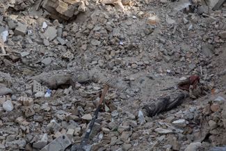 Тело мужчины под руинами разрушенного обстрелами жилого дома в Бородянке под Киевом