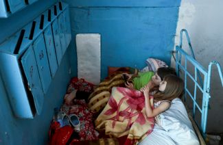 Дети на лестничной клетке дома в Новой Каховке. Источники ТАСС и РИА сообщают, что в городе в результате обстрела ВСУ повреждены рынок, больница и жилые дома.
