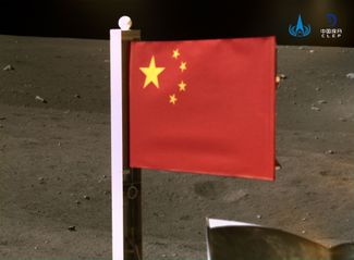 Китайский лунный модуль «Чанъэ-5» установил на поверхности Луны флаг Китая. «Чанъэ-5» прилунился 1 декабря; основная цель миссии — сбор лунного грунта и его доставка на Землю. 4 декабря 2020 года