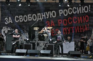 Глеб Самойлов выступает на сцене «Марша миллионов» на московском проспекте Сахарова, 12 июня 2012 года