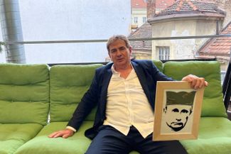 Zoran Radulović with a portrait of Vladimir Putin