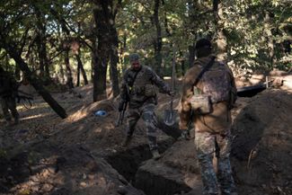 Украинские военные проверяют окопы, вырытые российскими солдатами в Херсонской области. Теперь эта территория находится под контролем ВСУ