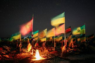 Национальные флаги над могилами погибших украинских военных