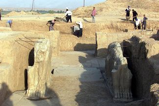 Археологи на раскопках Нимруда, 17 июля 2001 г.