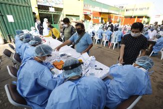 Перуанские министры сдают тест на коронавирус. Лима, 13 мая 2020 года