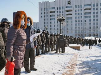  Митинг в поддержку политика Алексея Навального на площади Ленина. Сотрудники полиции и участники во время митинга у здания правительства Хабаровского края