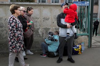 Мобилизованный житель Волгограда с ребенком на руках, его мать и другие родственники у ворот военкомата