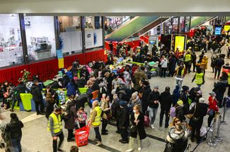Украинские беженцы на главном железнодорожном вокзале Кракова в ожидании дальнейшего пути. 11 марта 2022 года