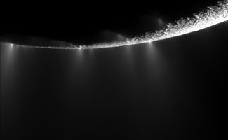 Многокилометровные водные гейзеры на южном полюсе спутника Сатурна Энцелада