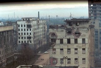 Разрушенные здания в Грозном. 2000 год
