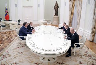 Президент России Владимир Путин на встрече с премьер-министром Сербии Александром Вучичем в Кремле. Москва, 27 марта 2017 года