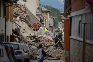 Спасатели и местные жители ищут пострадавших при землетрясении в Аматриче