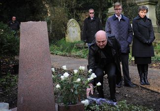 Борис Березовский у могилы Александра Литвиненко