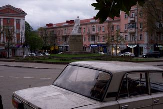 Traces of oil on the hood of a car parked on Lenin Square in Tuapse. April 24, 2026