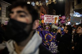 Демонстранты на митинге в Международный день ликвидации насилия в отношении женщин 25 ноября 2021 года. По данным стамбульской правозащитной организации We Will Stop Femicide, в 2021 году насильственной смертью погибли 285 жительниц Турции