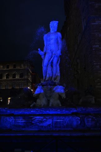 Один из памятников во Флоренции с голубой подсветкой в дни съезда крайне правых в декабре 2023 года. Фотографию опубликовал в своих соцсетях мэр Флоренции Дарио Нарделла с комментарием «Viva lʼEuropa»